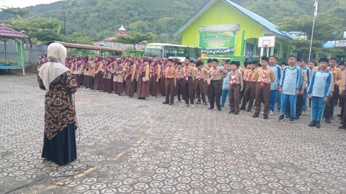 Ibu Elvi Satria Evaluasi Program Salat Lima Waktu Melalui Pengiriman Foto Ibadah Siswa