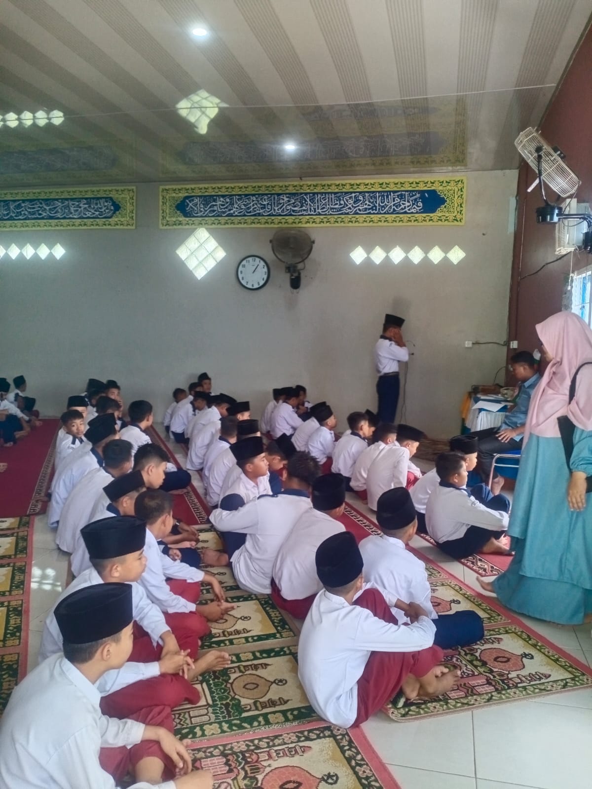 Mari galakkan Shalat Zuhur Berjamaah untuk Siswa Mari galakkan Shalat Zuhur Berjamaah untuk Siswa