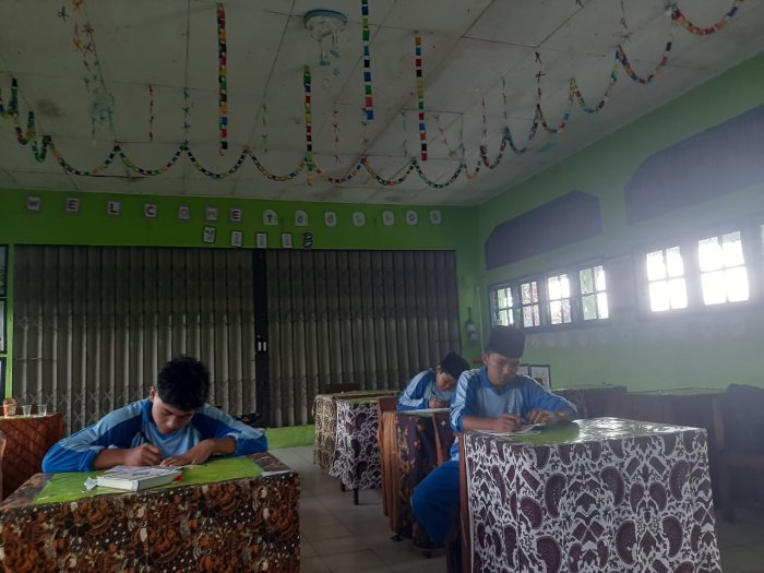 Guru Bahasa Indonesia MTsN 6 Kerinci Laksanakan Kegiatan Remedial untuk Tingkatkan Pemahaman Siswa