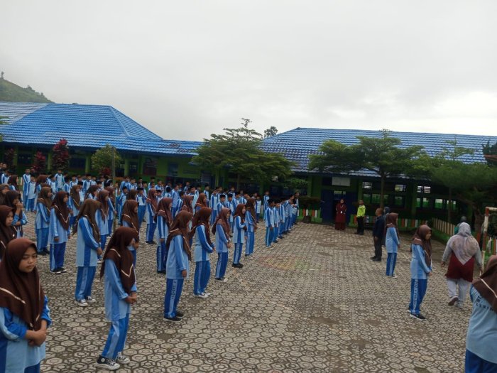 Siswa dan PTK MTsN 6 Kerinci Gelar Senam Sabtu Sehat dan Semangat di Lapangan Madrasah Siswa dan PTK MTsN 6 Kerinci Gelar Senam Sabtu Sehat dan Semangat di Lapangan Madrasah