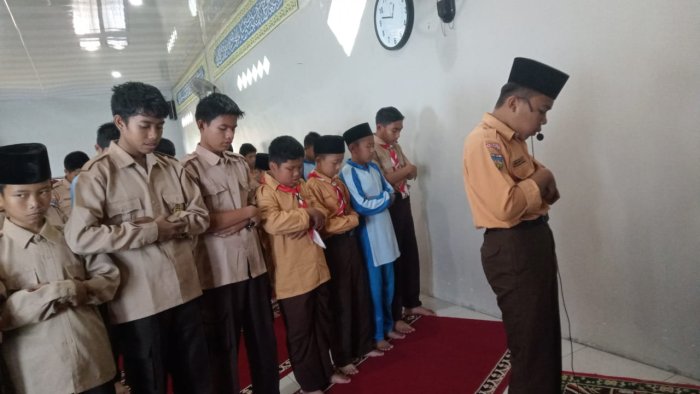 Mhd. Aqra Fasya Siswa Kelas 7a Imami Sholat Zuhur Berjamaah di MTsN 6 Kerinci Mhd. Aqra Fasya Siswa Kelas 7a Imami Sholat Zuhur Berjamaah di MTsN 6 Kerinci