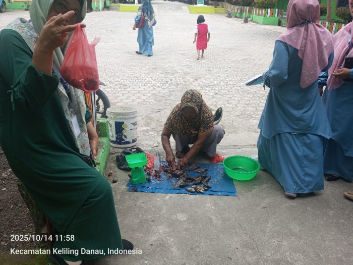 Guru dan PTK MTsN 6 Kerinci Beli Dagangan Ikan Masyarakat Dukungan Ekonomi Kerakyatan dan Ukhuwah Islamiyah