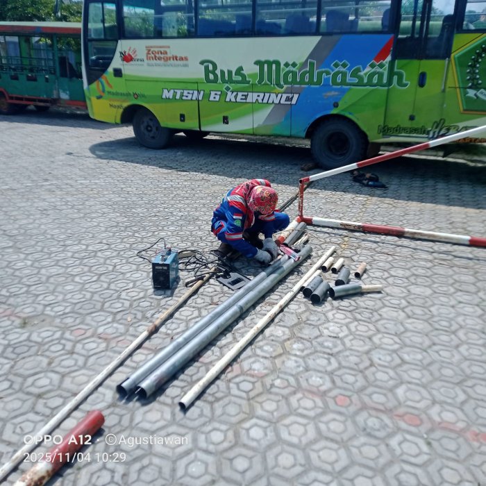 Pihak Madrasah Perbaiki Tiang Gawang yang Mulai Rapuh dan Tidak Standar