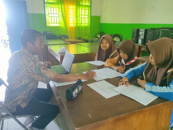 Guru Matematika MTsN 6 Kerinci Berikan Pembinaan kepada Peserta OMI Guru Matematika MTsN 6 Kerinci Berikan Pembinaan kepada Peserta OMI