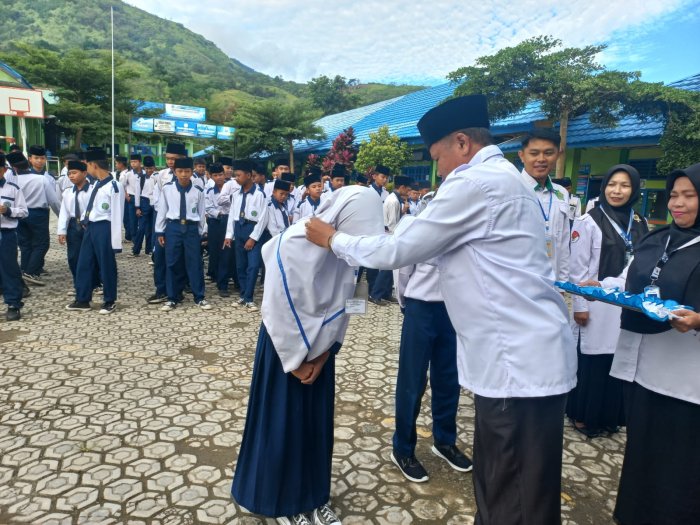 Waka Kesiswaan MTsN 6 Kerinci Sematkan Tanda Peserta, Resmi Menandai Dimulainya Asesmen Sumatif Akhir Semester Ganjil