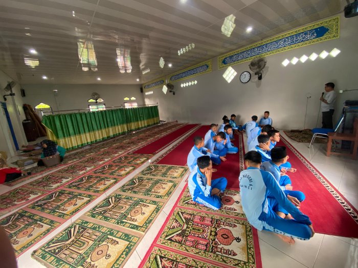 Pembina Keagamaan MTsN 6 Kerinci Beri Arahan Bermakna untuk Siswa Kelas IX Sebelum Sholat Dhuha