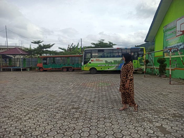 Semangat Hari Pahlawan: Perwakilan Kelas MTsN 6 Kerinci Latihan Fashion Show Kostum Pahlawan