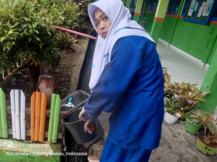 Siswa Piket Pagi Bersihkan Ruangan dan Teras Sekolah Sebelum Ujian Praktek Hari Ketiga