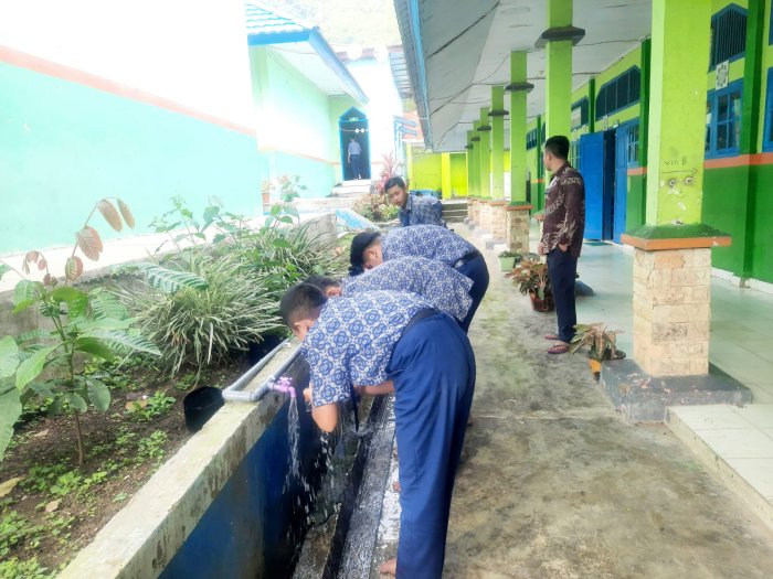 Tingkatkan Kualitas Ibadah, Guru Piket MTsN 6 Kerinci Pantau Langsung Pelaksanaan Wudhu Siswa