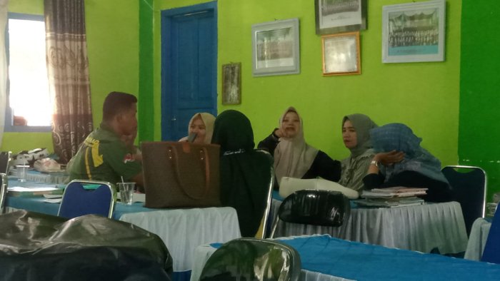 Guru MTsN 6 Kerinci Manfaatkan Jam Kosong dengan Obrolan Produktif dan Penuh Makna