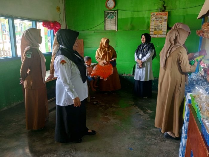 Pengecekan Rutin Kantin Madrasah, Puskesmas Semerap Pastikan Keamanan Pangan