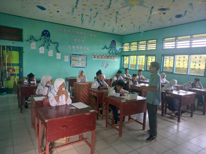 Bapak Agung Pamuji, S. Pd Laksanakan Tugas Pengawasan Ujian dengan Tegas dan Profesional