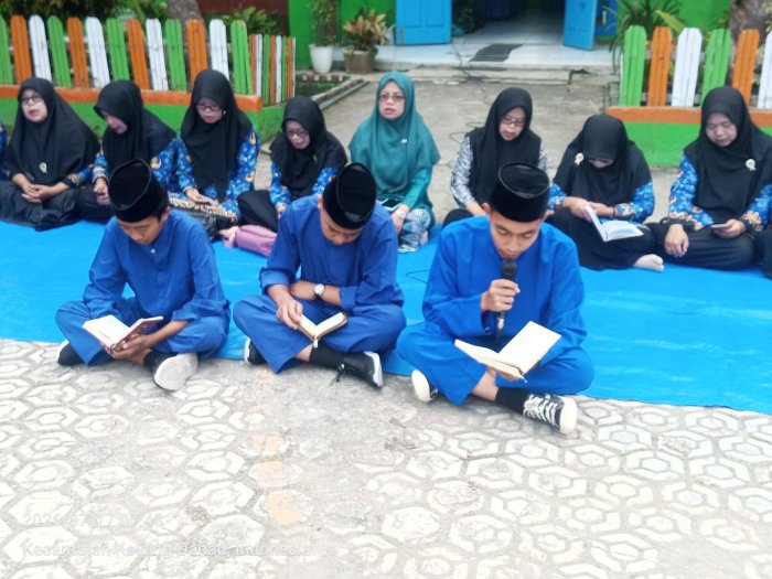 Yasinan Perdana MTsN 6 Kerinci Dipandu Petinggi OSIM, Menjadi Pengalaman Pertama bagi Siswa Baru Kelas VII Yasinan Perdana MTsN 6 Kerinci Dipandu Petinggi OSIM, Menjadi Pengalaman Pertama bagi Siswa Baru Kelas VII