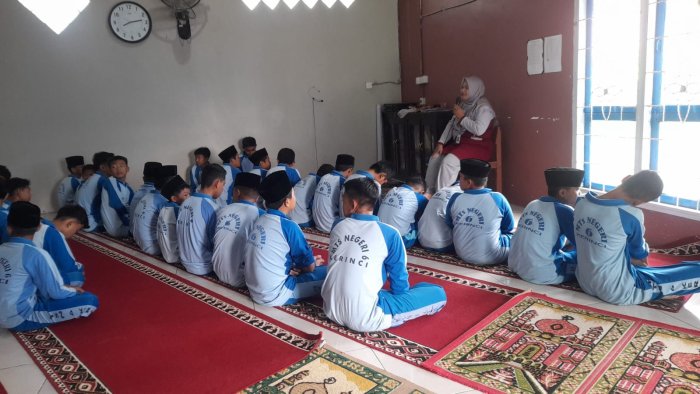 Guru Piket MTsN 6 Kerinci Berikan Arahan Sebelum Pelaksanaan Sholat Dhuha Berjamaah