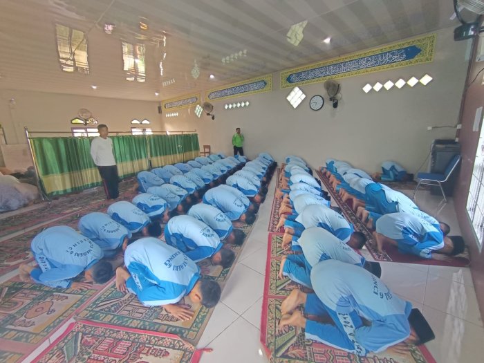 Ananda Aqra Kelas 7A Pimpin Sholat Dhuha Berjamaah di MTsN 6 Kerinci