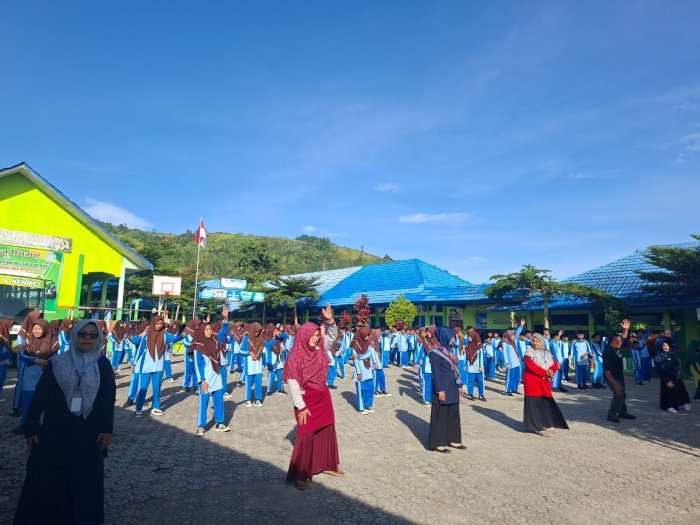 Semangat Pagi! PTK dan Siswa MTsN 6 Kerinci Kompak Senam Sehat di Lapangan Madrasah