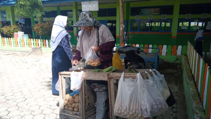 Sinergi Edukasi dan Ekonomi: PTK MTsN 6 Kerinci Bantu Lariskan Dagangan Pedagang Sayur Keliling