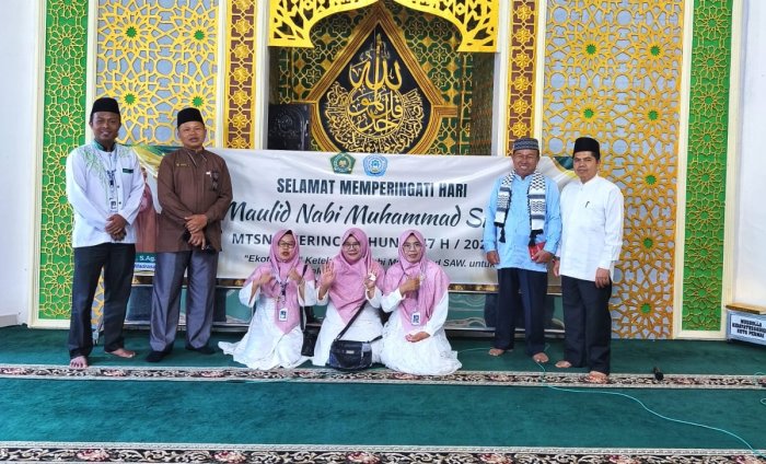Panitia Tunjukkan Kesigapan: Lokasi Acara Maulid Nabi Muhammad SAW Dibersihkan Hingga Rapi Kembali Panitia Tunjukkan Kesigapan: Lokasi Acara Maulid Nabi Muhammad SAW Dibersihkan Hingga Rapi Kembali