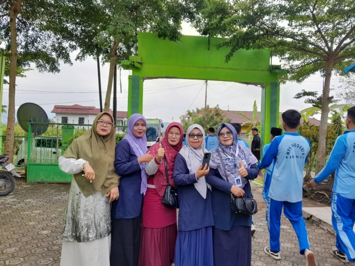 Guru Dampingi Siswa MTsN 6 Kerinci Saat Jalan Santai, Utamakan Keselamatan di Jalan Raya Guru Dampingi Siswa MTsN 6 Kerinci Saat Jalan Santai, Utamakan Keselamatan di Jalan Raya