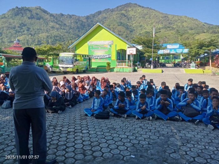 Dengan Doa dan Harapan, MTsN 6 Kerinci Lepas Peserta Jelajah Alam dalam Rangkaian Peringatan Sumpah Pemuda