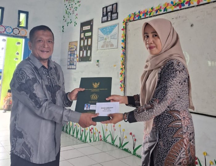 Ada Yang Beda Kali Ini, MTsN 6 Kerinci Laksanakan Gerakan Ayah Mengambil Raport aksanakan Ada Yang Beda Kali Ini, MTsN 6 Kerinci Laksanakan Gerakan Ayah Mengambil Raport aksanakan