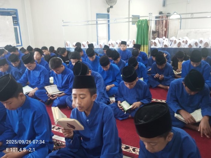 Siswa Kelas VII B Pimpin Yasinan Rutin Hari Ini