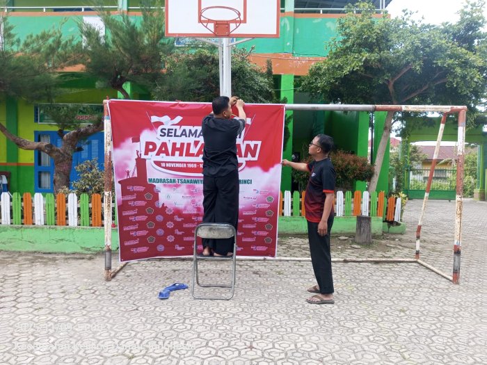 Sambut Hari Pahlawan dengan Semangat Gotong Royong, OSIM MTsN 6 Kerinci Pasang Spanduk dan Rampungkan Prosedur Acara