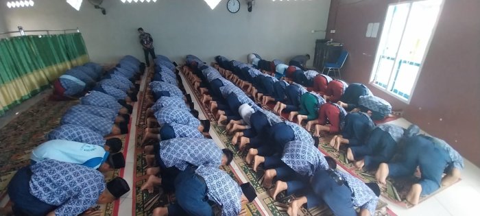 Tingkatkan Kedisiplinan dan Kekhusyukan, MTsN 6 Kerinci Laksanakan Sholat Dzuhur Berjamaah Tingkatkan Kedisiplinan dan Kekhusyukan, MTsN 6 Kerinci Laksanakan Sholat Dzuhur Berjamaah