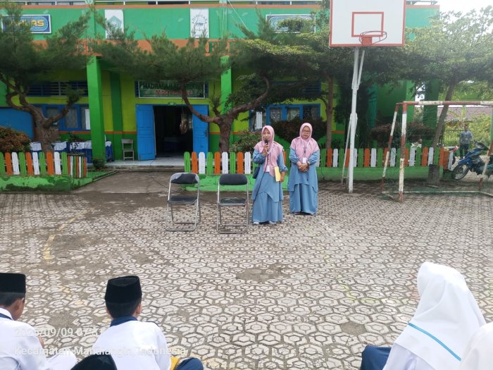 Guru MTsN 6 Kerinci Ingatkan Siswa Kelas VII Tertib Berpakaian