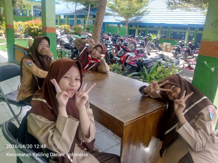 Canda tawa siswi yang berhalangan, sambil menunggu teman selesai Shalat Dzuhur Canda tawa siswi yang berhalangan, sambil menunggu teman selesai Shalat Dzuhur