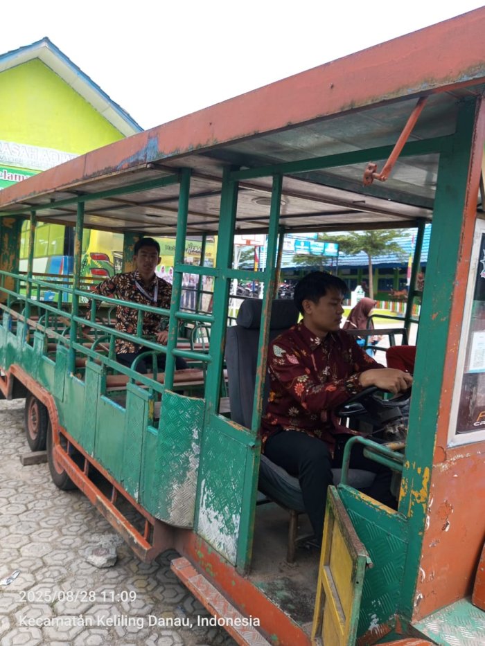 Team Antar Jemput Siswa MTsN 6 Kerinci Gunakan Mobil Odong-Odong