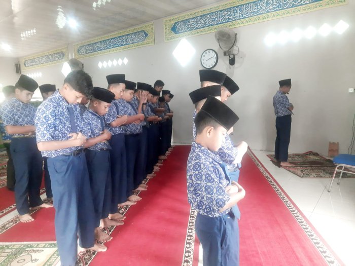 Zaim Asyrof, Ketua Kelas VIII A sekaligus Sekretaris OSIM, Pimpin Salat Dhuha Kelas VIII di MTsN 6 Kerinci Zaim Asyrof, Ketua Kelas VIII A sekaligus Sekretaris OSIM, Pimpin Salat Dhuha Kelas VIII di MTsN 6 Kerinci