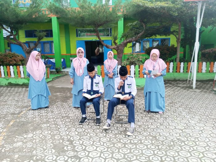 Siswa Kelas IX A Pandu Kegiatan Tadarus Pagi di MTs N 6 Kerinci