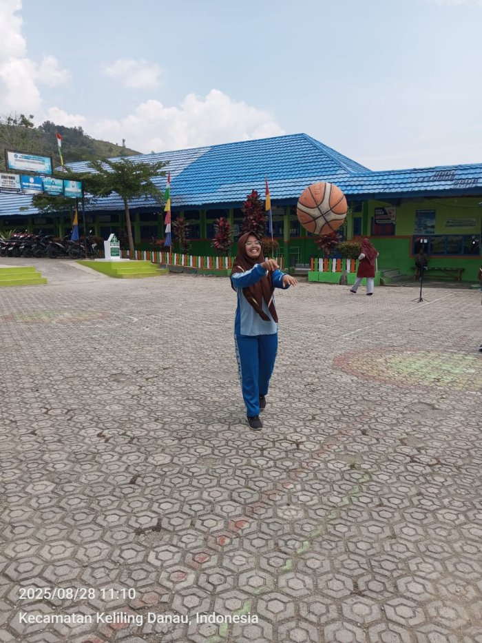 Senyum Sumringah Siswa Saat Bermain Basket di Madrasah Senyum Sumringah Siswa Saat Bermain Basket di Madrasah
