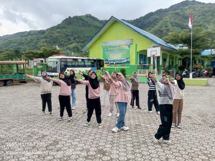 Siswi Pasukan Barisan Indah MTsN 6 Kerinci Jalani Latihan Santai namun Serius Penuh Kekompakan