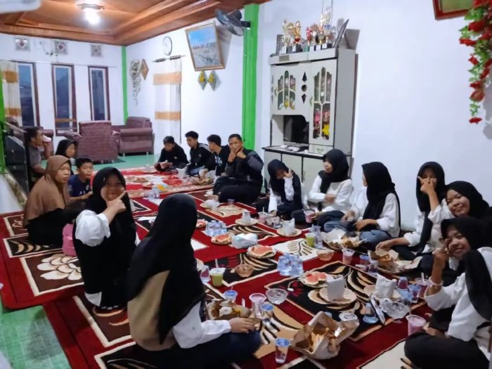 Kebersamaan Siswa Kelas IX A MTsN 6 Kerinci dalam Kegiatan Buka Bersama