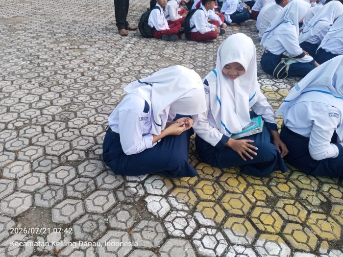 Hayo, Cepat Potong Kukunya! Siswi MTsN 6 Kerinci Ketahuan Membersihkan Kuku Pagi-Pagi Hayo, Cepat Potong Kukunya! Siswi MTsN 6 Kerinci Ketahuan Membersihkan Kuku Pagi-Pagi