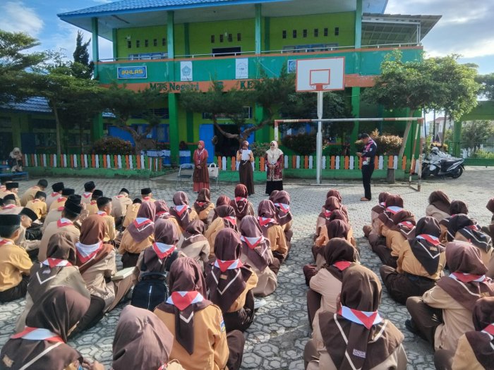 Raisha Azzalea Siswa Kelas 7c Angkat Tema Menghormati Guru Kunci dari Kesuksesan dalam Kultum Pagi