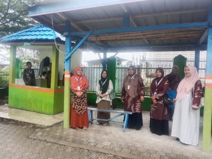 Hujan Tak Halangi Komitmen, Guru Piket MTsN 6 Kerinci Hadir Pagi dengan Semangat Sambut Siswa