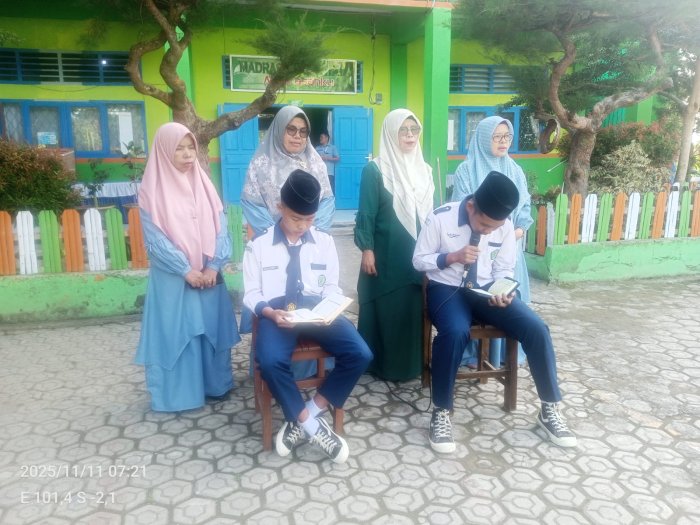 Syafid Akbar dan Rafa Siswa Kelas IX A Pimpin Tadarus di Halaman MTsN 6 Kerinci