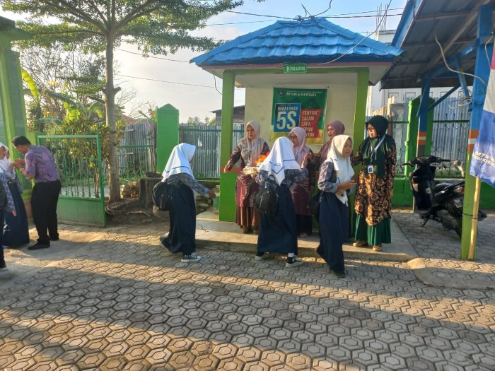 MTsN 6 Kerinci Terapkan Budaya 5S Sejak Gerbang Masuk