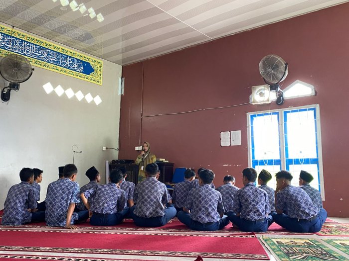 Siswa MTsN 6 Kerinci Dapatkan Bimbingan Spiritual dari Guru Piket Sebelum Sholat Dhuha Berjamaah