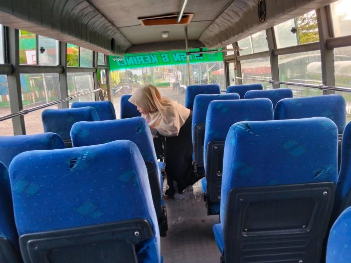 Wujudkan Kenyamanan Siswa, MTsN 6 Kerinci Rutin Bersihkan Bus Madrasah Secara Berkala Wujudkan Kenyamanan Siswa, MTsN 6 Kerinci Rutin Bersihkan Bus Madrasah Secara Berkala