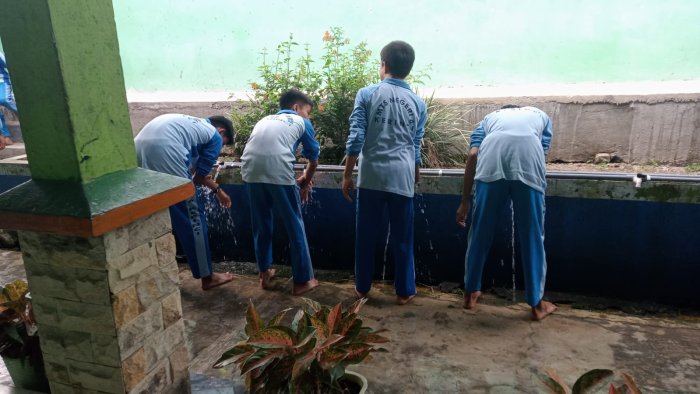 Wudhu Sebelum Sholat Dhuha: Membawa Ketenangan dan Membentuk Kebiasaan Baik di MTsN 6 Kerinci Wudhu Sebelum Sholat Dhuha: Membawa Ketenangan dan Membentuk Kebiasaan Baik di MTsN 6 Kerinci