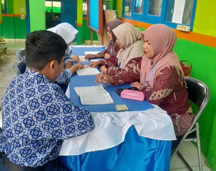 Bimbingan BTA di Depan Ruang Guru MTsN 6 Kerinci Tingkatkan Kemampuan Membaca Al-Quran Siswa