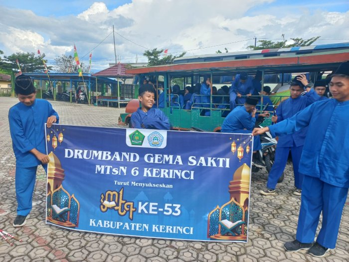 Semangat Tim Drumband Gema Sakti MTsN 6 Kerinci Menuju Pawai MTQ ke-53 Kabupaten Kerinci Patut Diacungi Jempol Semangat Tim Drumband Gema Sakti MTsN 6 Kerinci Menuju Pawai MTQ ke-53 Kabupaten Kerinci Patut Diacungi Jempol
