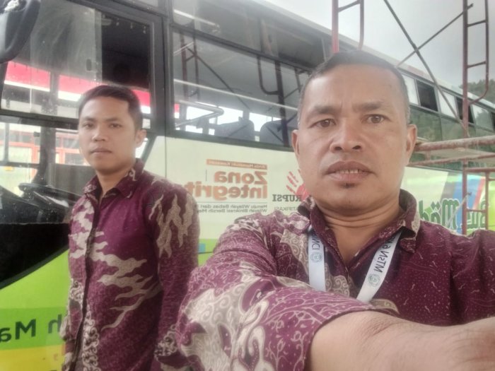 Dukung Kegiatan Jemputan Siswa, Dua Guru MTsN 6 Kerinci Rela Antri Bahan Bakar di SPBU Kumun