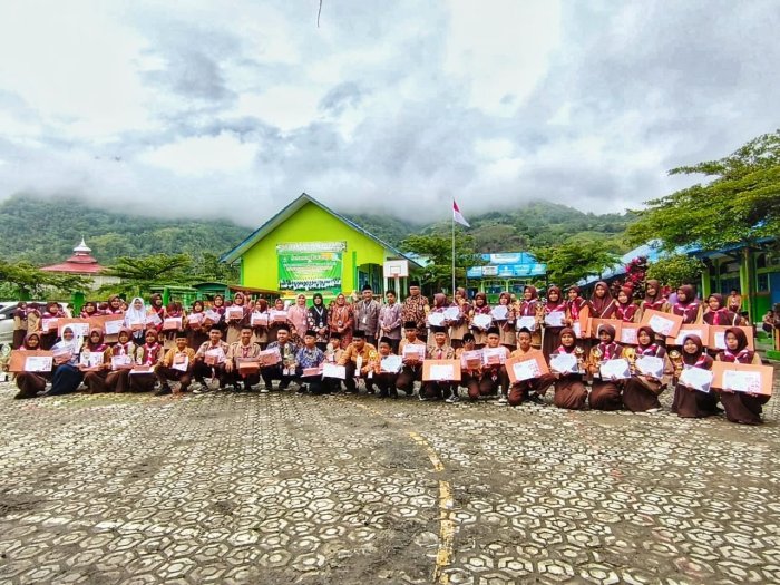 Luar Biasa, MTsN 6 Serahkan Bermacam-Macam Hadiah bagi Pemenang Lomba HUT RI Luar Biasa, MTsN 6 Serahkan Bermacam-Macam Hadiah bagi Pemenang Lomba HUT RI
