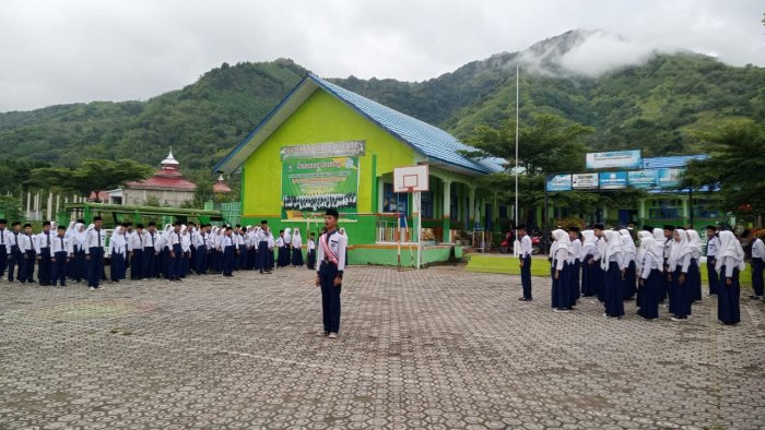 Siswa Kelas 9A Laksanakan Tanggung Jawab Sebagai Petugas Upacara dengan Penuh Disiplin