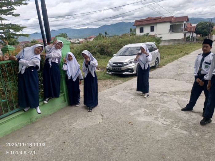 Siswa Kelas VIII A MTsN 6 Kerinci Belajar Membuat Konten Promosi Madrasah